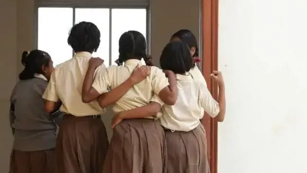 किशोरीलाई कपडा फुकाल्न लगाएको आरोपमा प्रधानाध्यापकसहित २ जना पक्राउ