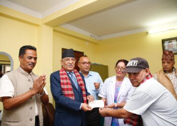 जनमुक्ति सेना खुम बहादुर बिकलाई प्रचण्डको २ लाख आर्थिक सहयोग