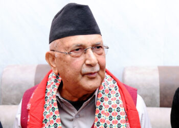 विद्यार्थीसँग एमाले अध्यक्ष ओली