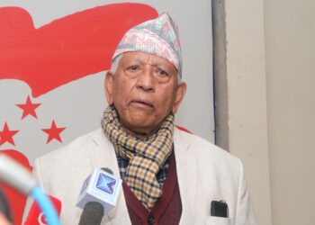 ज्येष्ठ सदस्य अर्जुन नरसिंह केसीले शपथ लिँदै