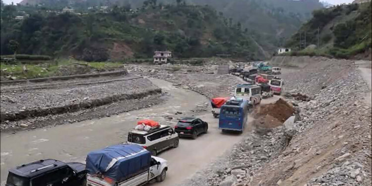 रोशी खोलामा पानीको सतह घटेपछि बिपी राजमार्ग सञ्चालनमा